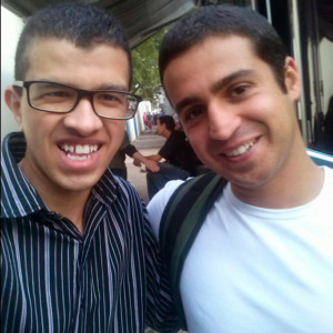 O jovem escritor com o repórter do SporTV, Felipe Brisolla.