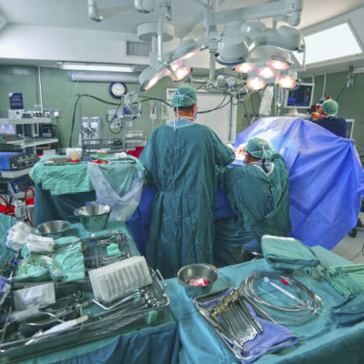 A preparação da sala de cirurgia é fundamental para evitar o erro médico