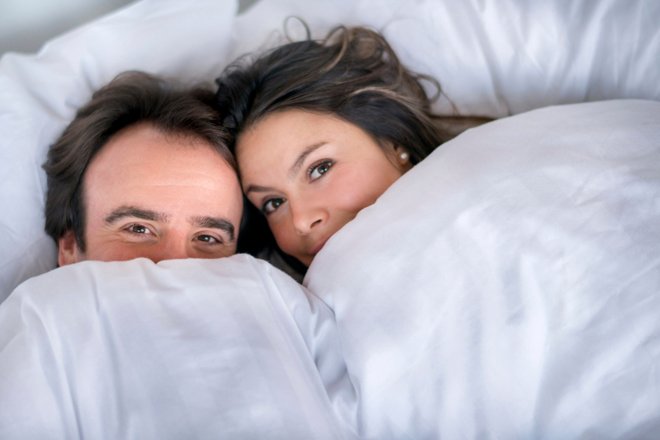 Casal deitado na cama