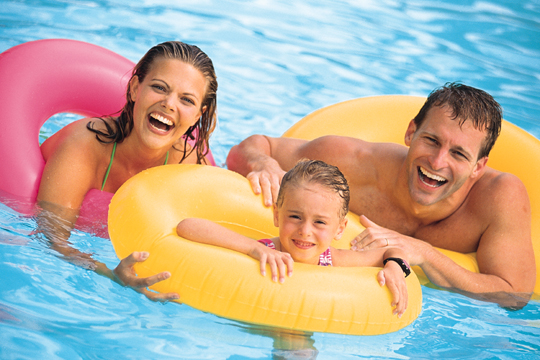 familia na piscina