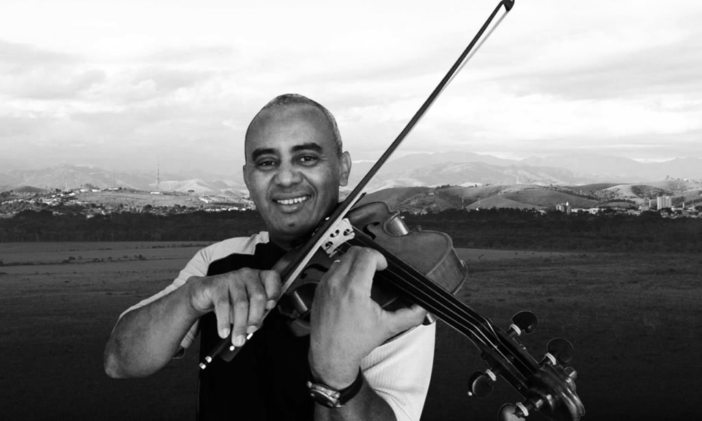 Conheça o brasileiro Isaías Hilário: agente funerário, maestro e violinista