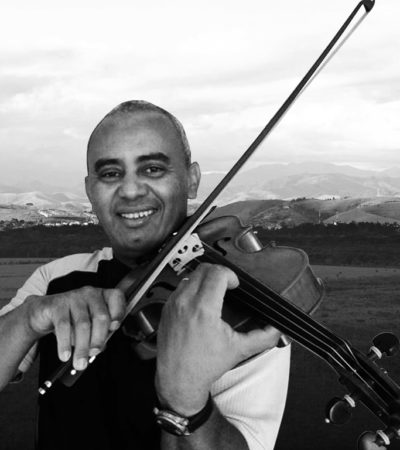 Conheça o brasileiro Isaías Hilário: agente funerário, maestro e violinista