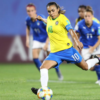 Empoderamento da mulher brasileira ganha força nos pés de Marta