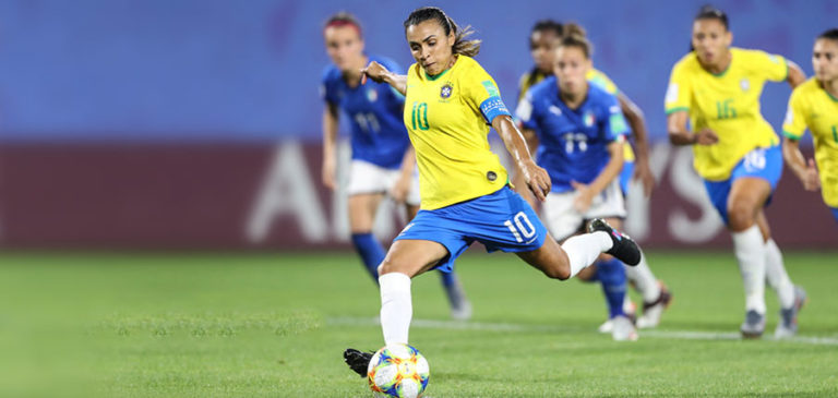 Empoderamento da mulher brasileira ganha força nos pés de Marta